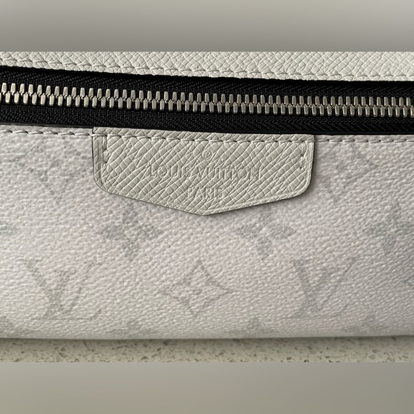 LV Bumbag Taiga White - Picture 2 of 9
